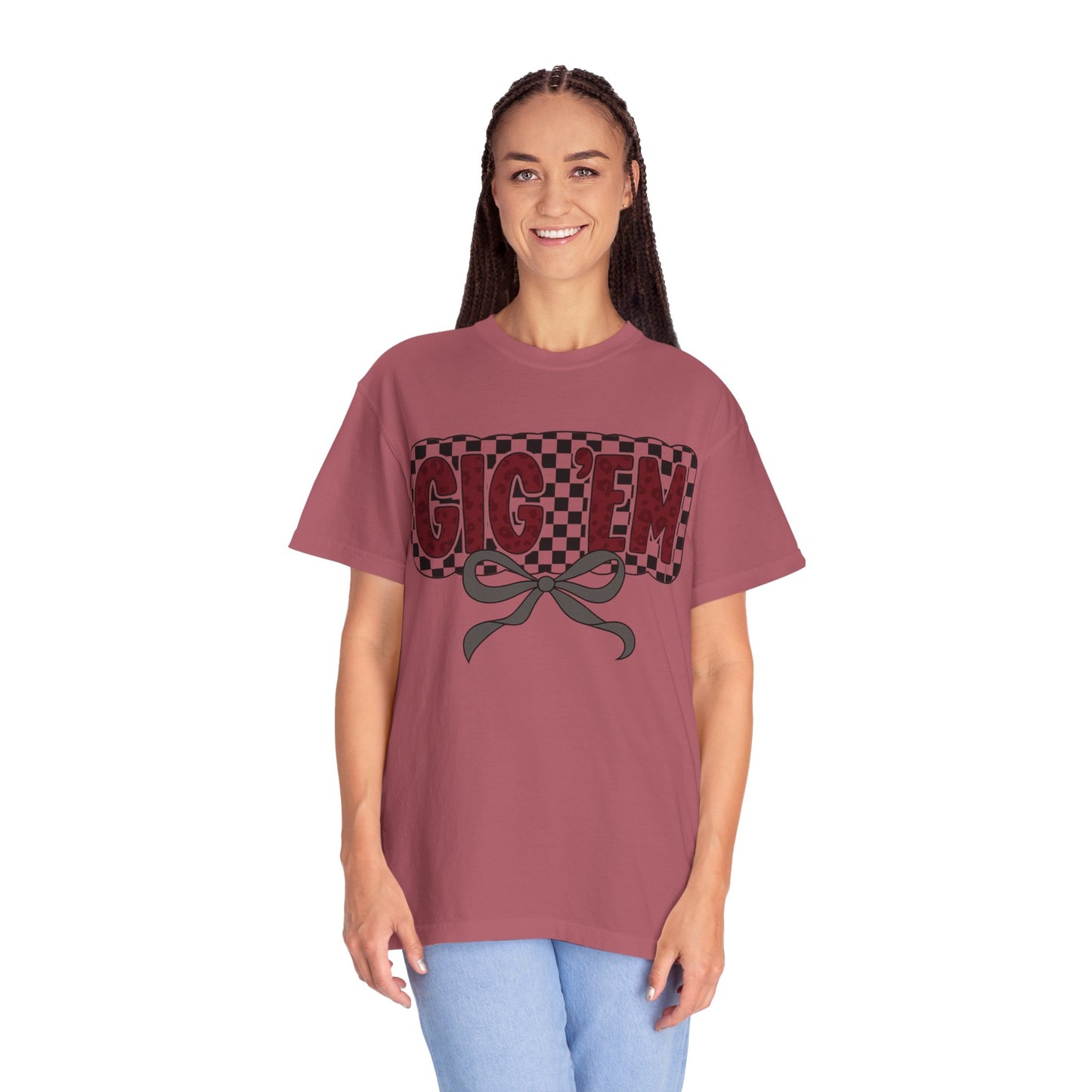 Checkered Style Unisex T-shirt with 'GIG'EM' Design, Trendy Graphic Tee for Casual Wear, Fan Merchandise, Gift Idea, Summer Essential