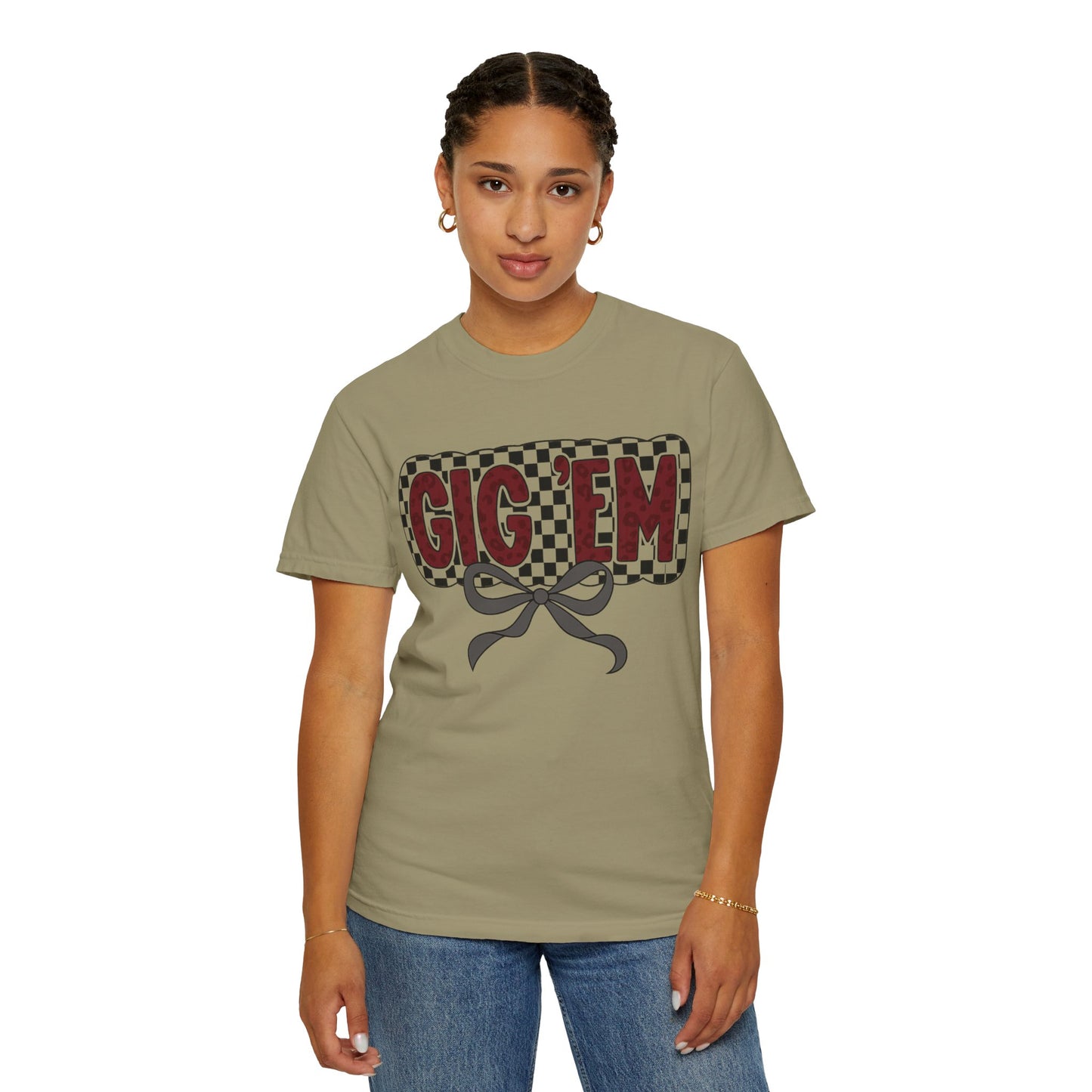 Checkered Style Unisex T-shirt with 'GIG'EM' Design, Trendy Graphic Tee for Casual Wear, Fan Merchandise, Gift Idea, Summer Essential