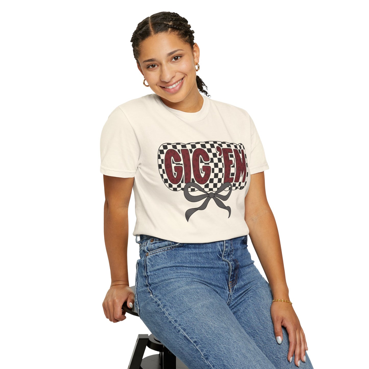 Checkered Style Unisex T-shirt with 'GIG'EM' Design, Trendy Graphic Tee for Casual Wear, Fan Merchandise, Gift Idea, Summer Essential