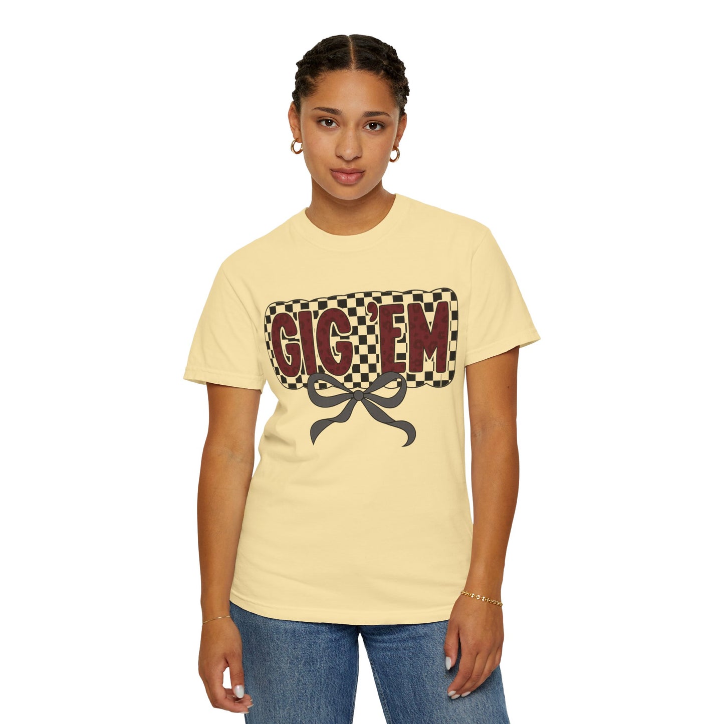 Checkered Style Unisex T-shirt with 'GIG'EM' Design, Trendy Graphic Tee for Casual Wear, Fan Merchandise, Gift Idea, Summer Essential