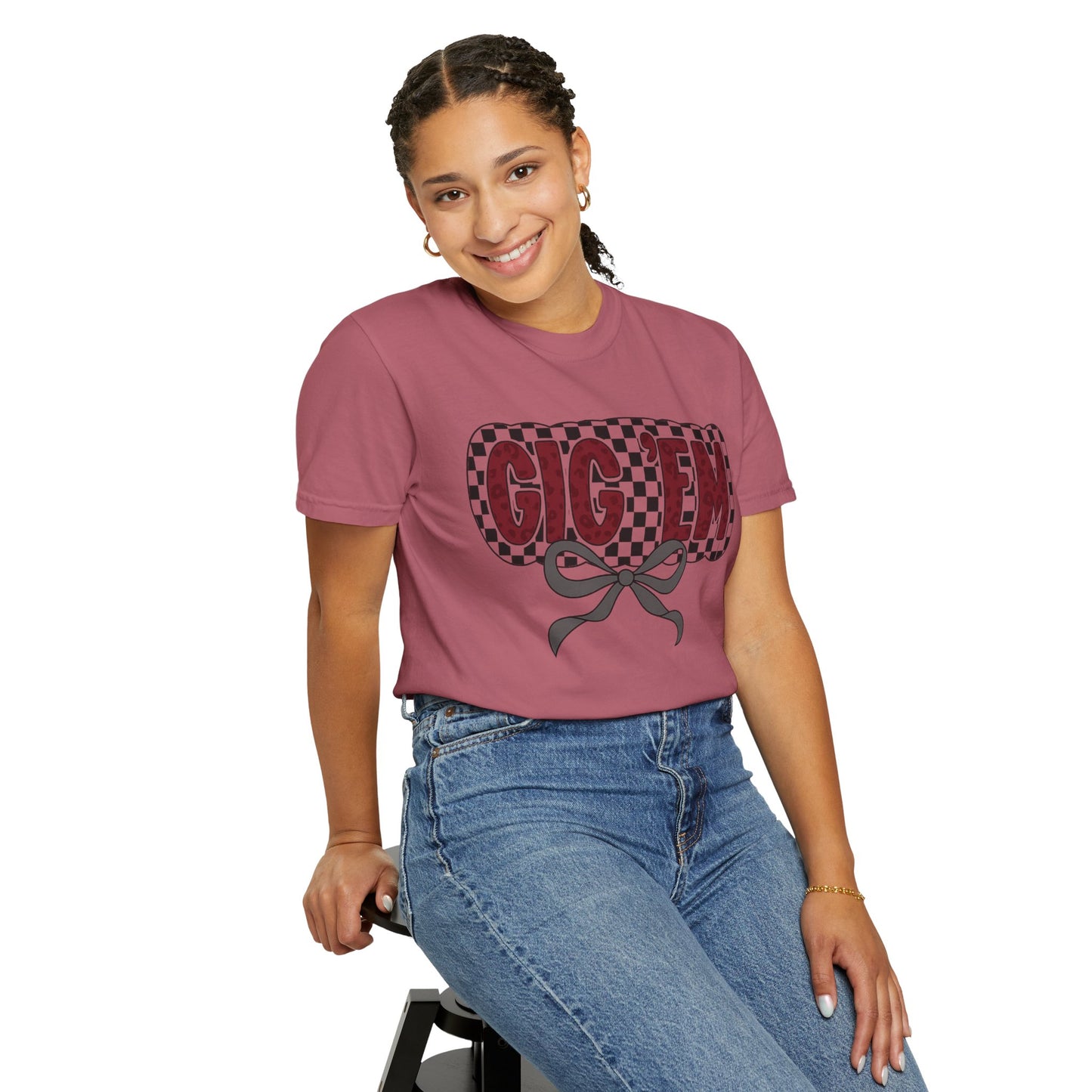 Checkered Style Unisex T-shirt with 'GIG'EM' Design, Trendy Graphic Tee for Casual Wear, Fan Merchandise, Gift Idea, Summer Essential