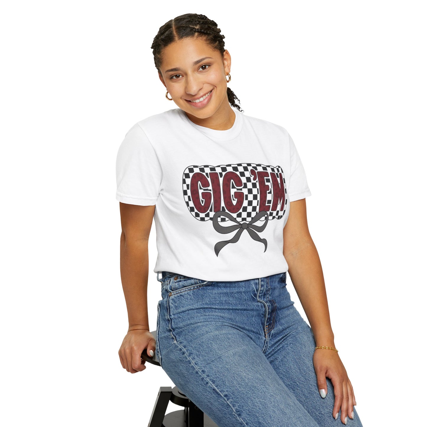 Checkered Style Unisex T-shirt with 'GIG'EM' Design, Trendy Graphic Tee for Casual Wear, Fan Merchandise, Gift Idea, Summer Essential