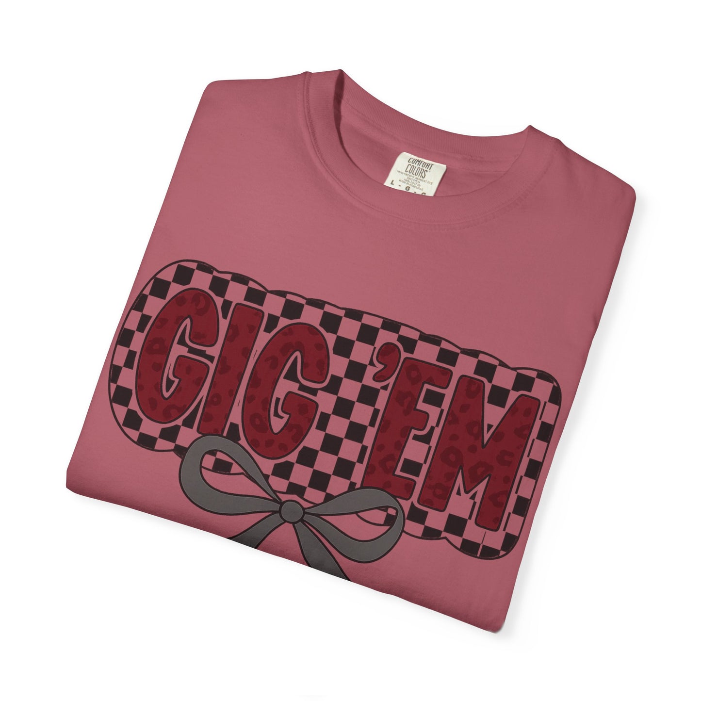 Checkered Style Unisex T-shirt with 'GIG'EM' Design, Trendy Graphic Tee for Casual Wear, Fan Merchandise, Gift Idea, Summer Essential