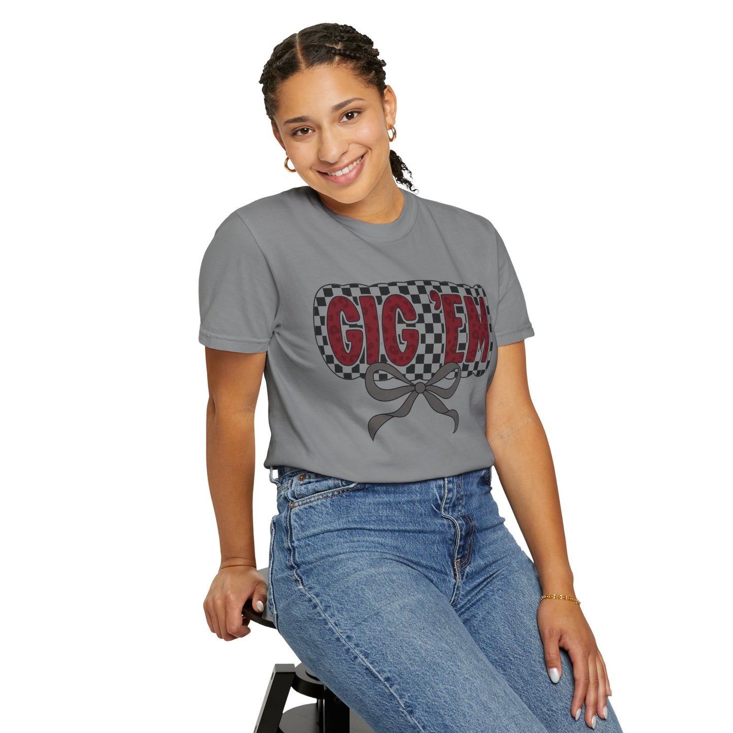 Checkered Style Unisex T-shirt with 'GIG'EM' Design, Trendy Graphic Tee for Casual Wear, Fan Merchandise, Gift Idea, Summer Essential