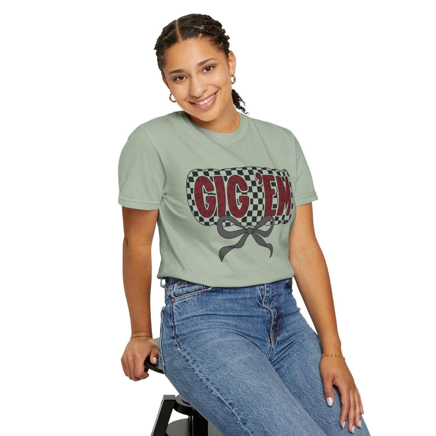 Checkered Style Unisex T-shirt with 'GIG'EM' Design, Trendy Graphic Tee for Casual Wear, Fan Merchandise, Gift Idea, Summer Essential