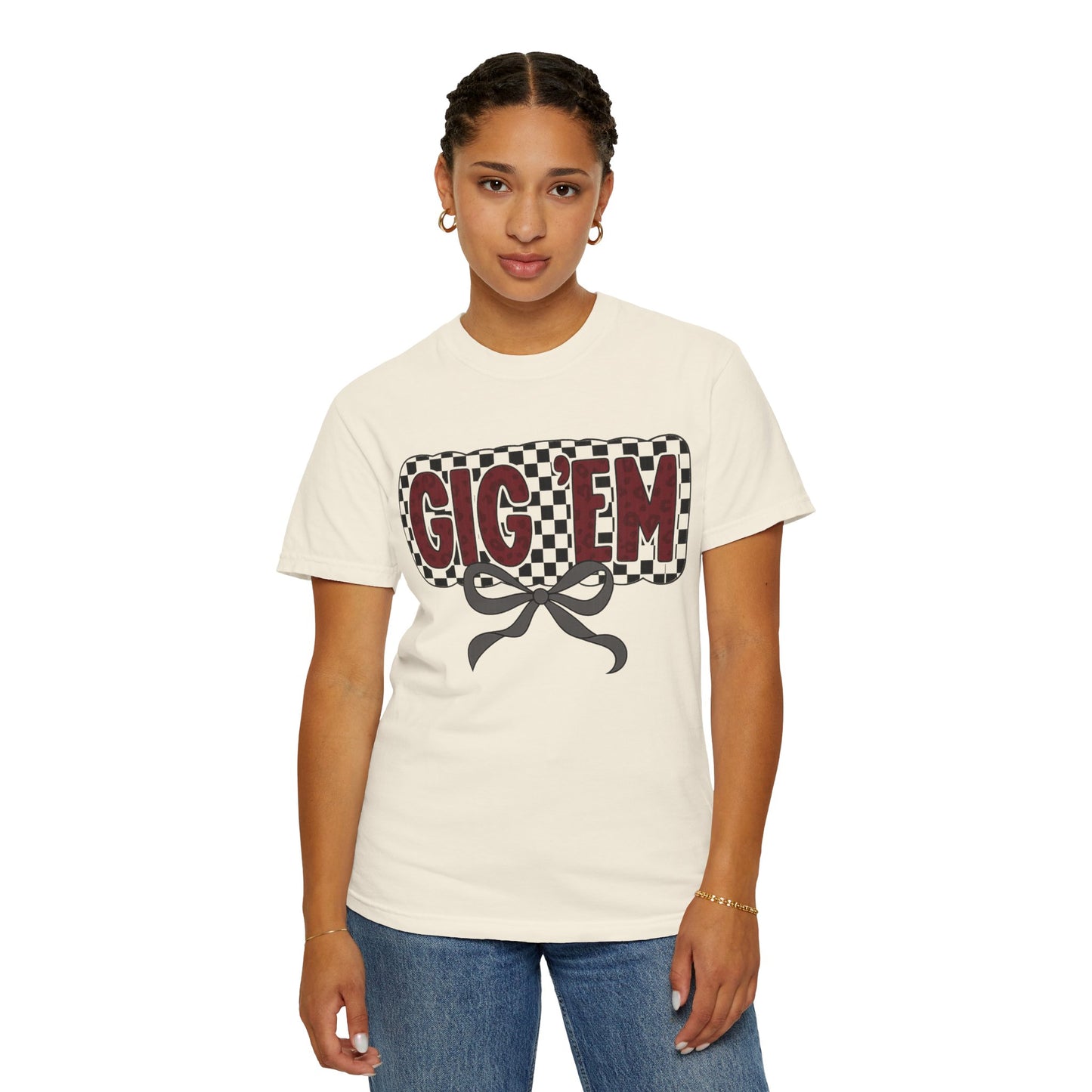 Checkered Style Unisex T-shirt with 'GIG'EM' Design, Trendy Graphic Tee for Casual Wear, Fan Merchandise, Gift Idea, Summer Essential
