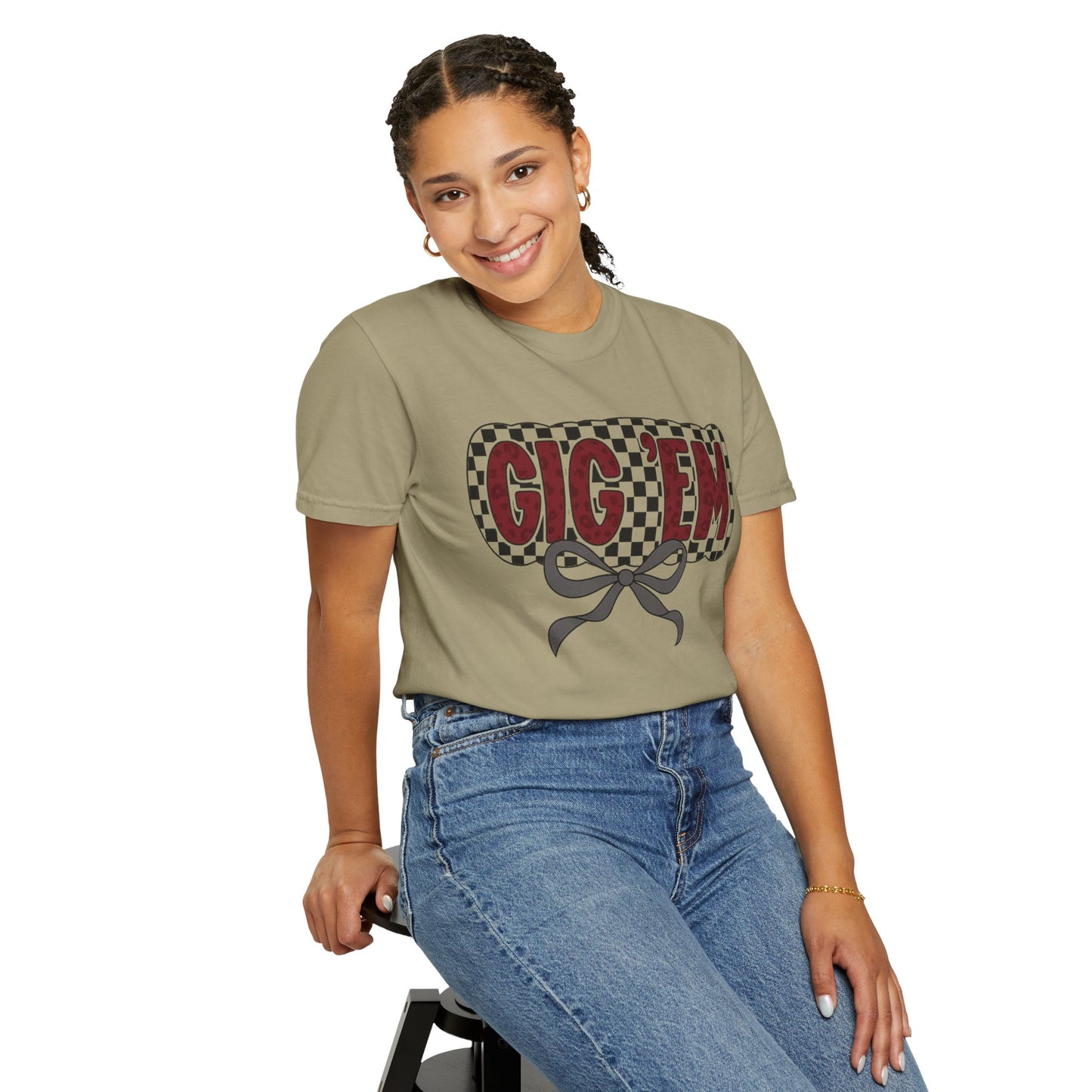 Checkered Style Unisex T-shirt with 'GIG'EM' Design, Trendy Graphic Tee for Casual Wear, Fan Merchandise, Gift Idea, Summer Essential