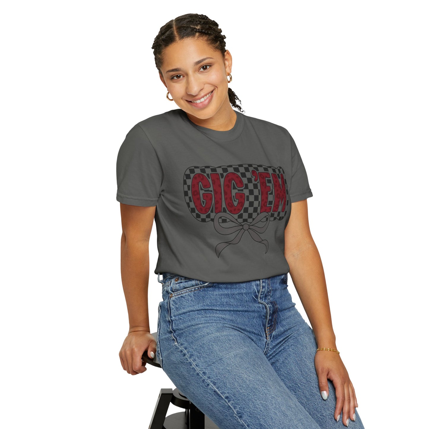 Checkered Style Unisex T-shirt with 'GIG'EM' Design, Trendy Graphic Tee for Casual Wear, Fan Merchandise, Gift Idea, Summer Essential