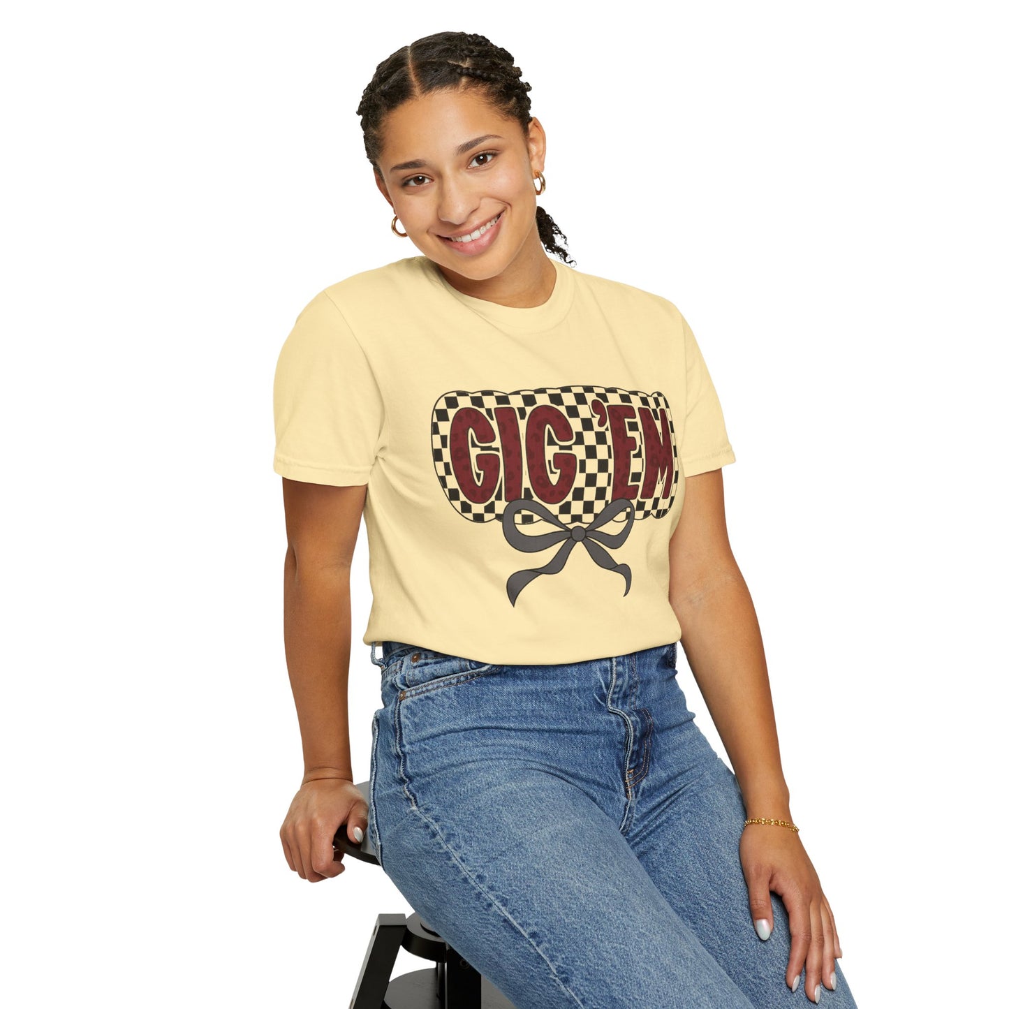 Checkered Style Unisex T-shirt with 'GIG'EM' Design, Trendy Graphic Tee for Casual Wear, Fan Merchandise, Gift Idea, Summer Essential