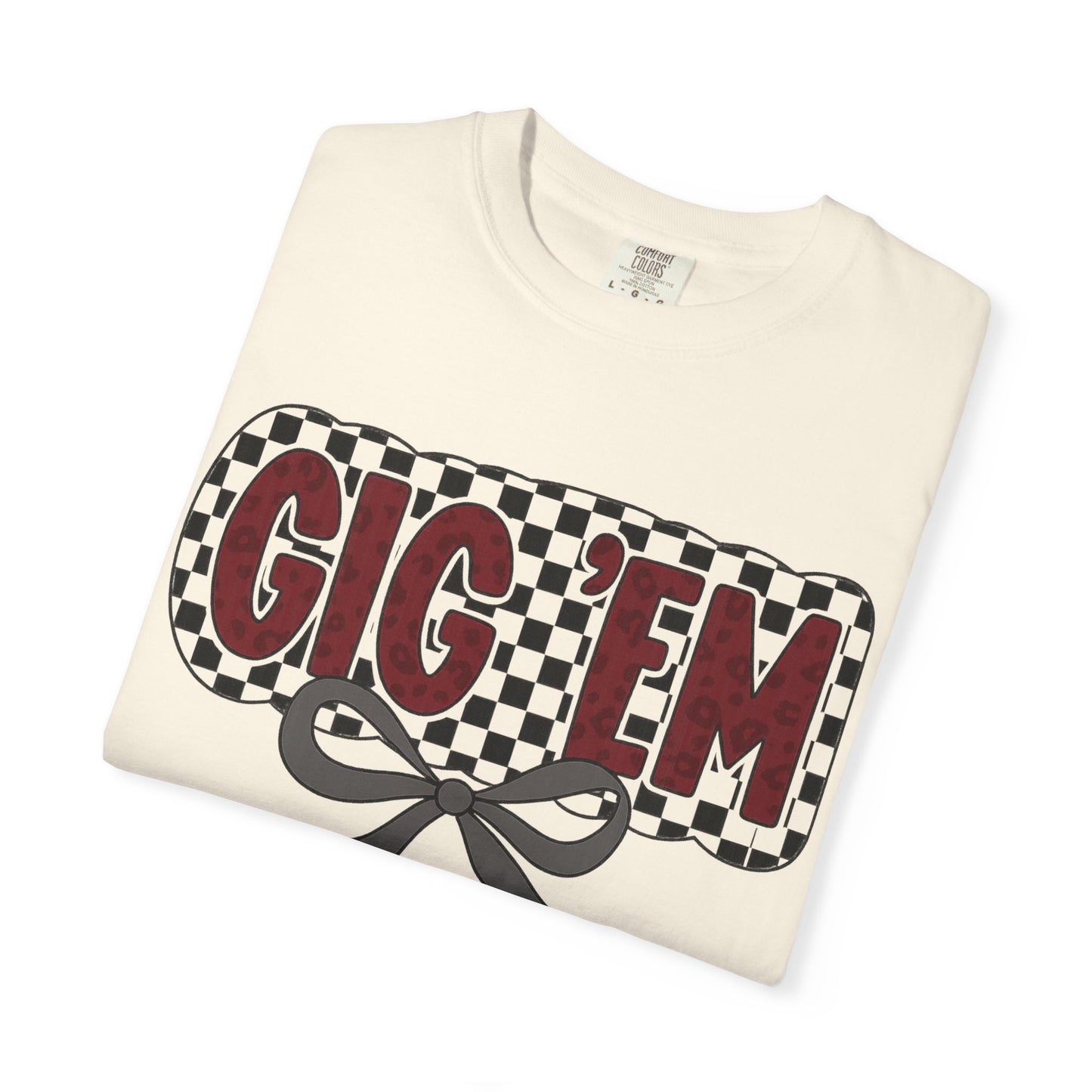 Checkered Style Unisex T-shirt with 'GIG'EM' Design, Trendy Graphic Tee for Casual Wear, Fan Merchandise, Gift Idea, Summer Essential