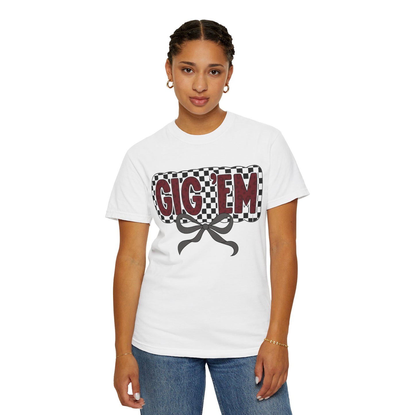 Checkered Style Unisex T-shirt with 'GIG'EM' Design, Trendy Graphic Tee for Casual Wear, Fan Merchandise, Gift Idea, Summer Essential